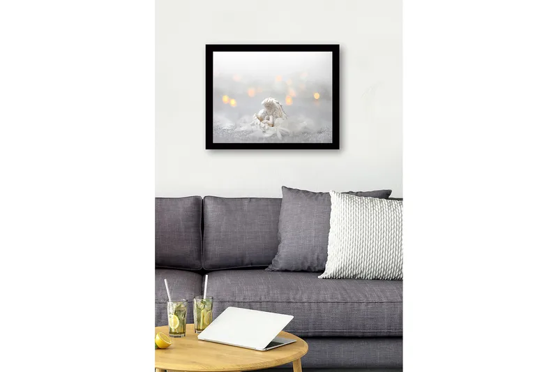 Kehystetty puutaulu canvasille - 41x56 cm - Suloinen enkeli lepää höyhenpedissä - Valkoinen / Vaaleanharmaa / Kulta - Sisustustuotteet - Taulu & taide