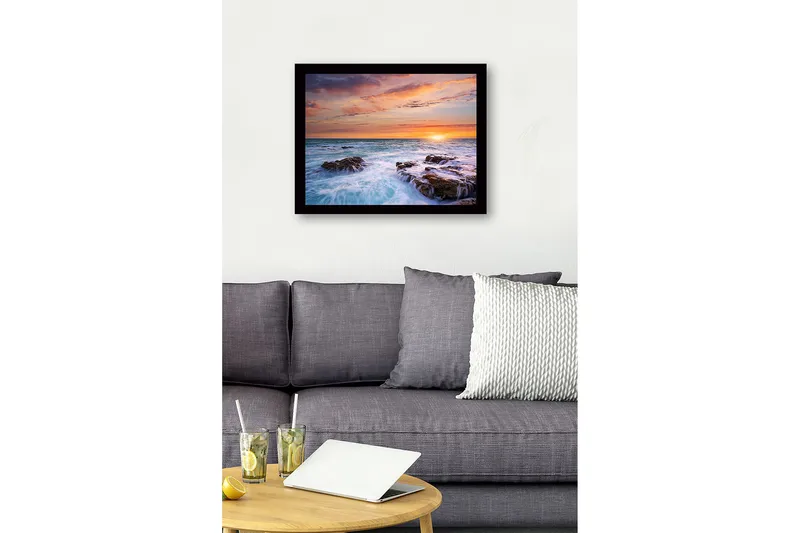 Kehystetty puutaulu canvasille - 41x56 cm - Auringonlasku meren yllä kallioilla etualalla - Sininen / Oranssi / Violetti - Sisustustuotteet - Taulu & taide