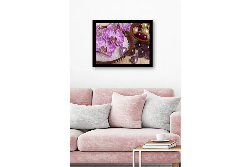 Kehystetty puupohjainen canvas - 41x56 cm - Kaunis kokoelma orkideoita ja koristeita kulhoissa - Violetti / Valkoinen / Vihreä - Sisustustuotteet - Taulu & taide