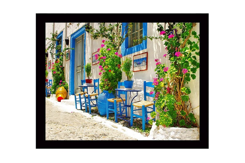 Kehystetty puutaulu canvas-taululla - 41x56 cm - Värikäs ulkoruokailutila sinisillä tuoleilla ja kukkivilla kasveilla, Sininen / Vihreä / Vaaleanpunainen