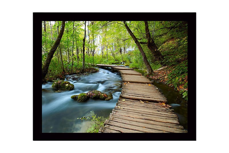 Kehystetty puinen canvas-taulu - 41x56 cm - Rehevä metsäpolku ja puinen silta väreilevän puron yli, Vihreä / Ruskea / Sininen