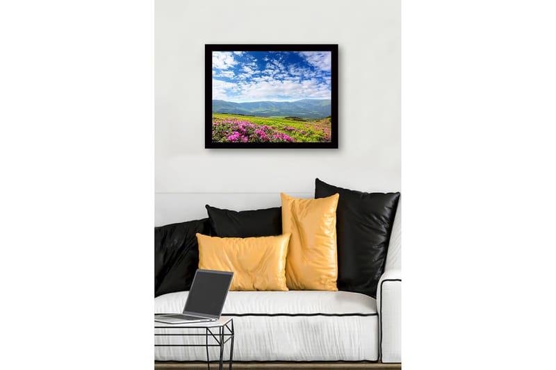 Kehystetty puutaulu canvasille - 41x56 cm - Kukkiva niitty vaaleanpunaisilla kukilla ja kaukaisilla vuorilla taustalla - Vaaleanpunainen / Vihreä / Sininen - Sisustustuotteet - Taulu & taide