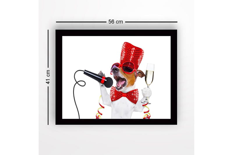 Kehystetty puutaulu canvasille - 41x56 cm - Juhlava koira mikrofonin ja samppanjalasin kanssa - Punainen / Musta / Valkoinen - Sisustustuotteet - Taulu & taide