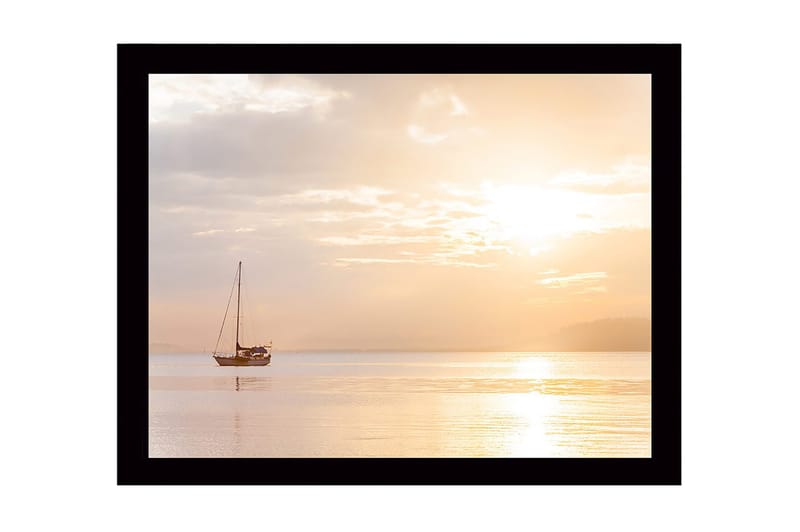 Kehystetty puutaulu canvasille - 41x56 cm - Purjevene peilimäisillä vesipinnoilla auringonlaskun valossa, Vaalean oranssi / Pehmeän keltainen / Harmaa