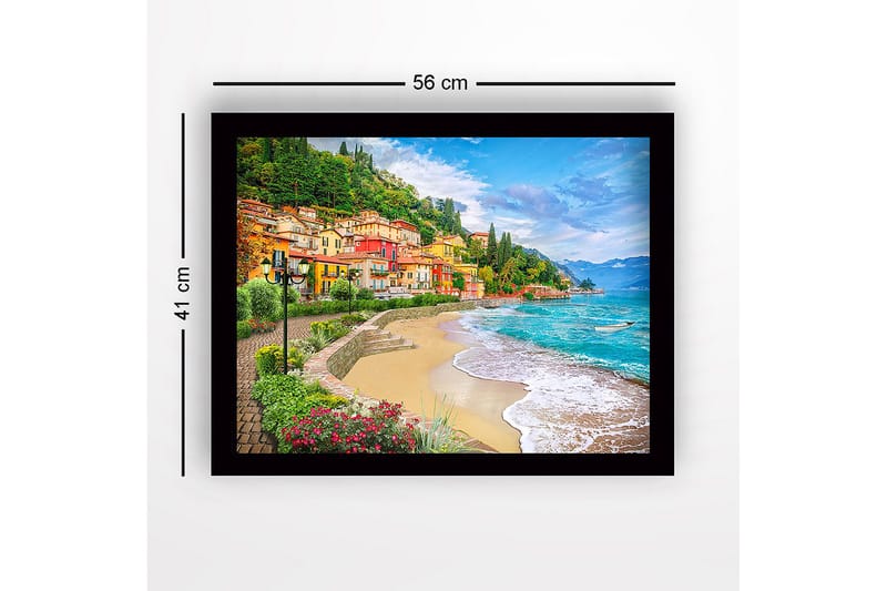 Kehystetty puutaulu canvasille - 41x56 cm - Kaunis rannikko värikkäine taloineen ja rehevine maisemineen - Sininen / Vihreä / Keltainen - Sisustustuotteet - Taulu & taide