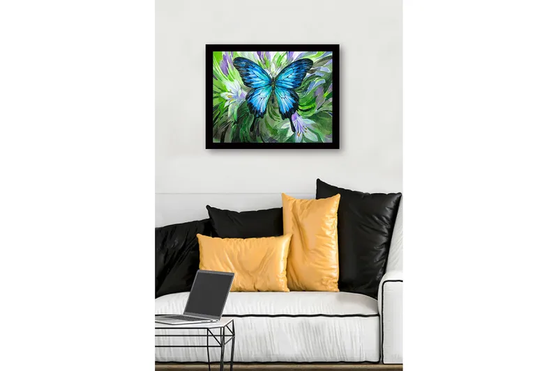 Kehystetty puutaulu canvasille - 41x56 cm - Upea sininen perhonen vihreässä ja violetissa ympäristössä - Sininen / Vihreä / Violetti - Sisustustuotteet - Taulu & taide