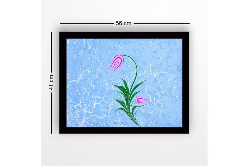 Kehystetty puutaulu canvasille - 41x56 cm - Tyylitelty kukka vaaleanpunaisilla silmuilla ja vihreillä lehdillä vaaleansinisellä pohjalla - Vaaleansininen / Vaaleanpunainen / Vihreä - Sisustustuotteet - Taulu & taide
