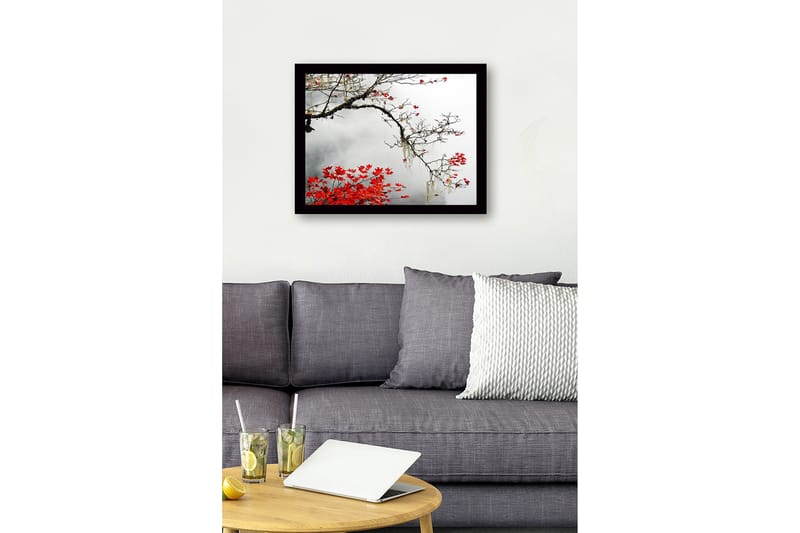 Kehystetty puutaulu canvasille - 41x56 cm - Kaunis oksa punaisilla syksynlehdillä sumuista taustaa vasten - Punainen / Harmaa / Ruskea - Sisustustuotteet - Taulu & taide