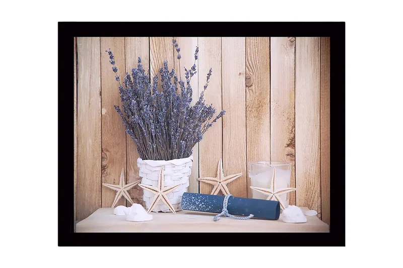 Kehystetty puutaulu canvasille - 41x56 cm - Kuivattua laventelia valkoisessa korissa meritähden ja paperirullan kanssa, Violetti / Valkoinen / Sininen