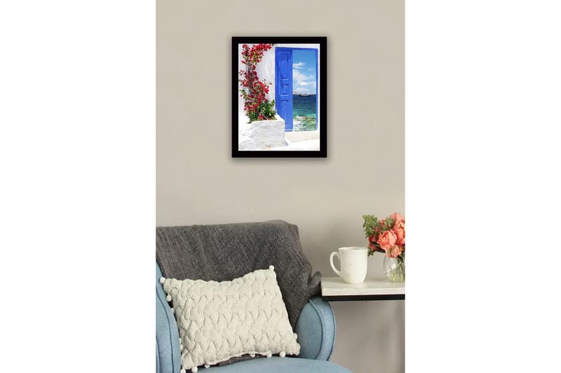 Kehystetty puutaulu canvasille - 41x56 cm - Sininen ovi punaisilla kukilla merinäköalalla - Sininen / Punainen / Valkoinen - Sisustustuotteet - Taulu & taide