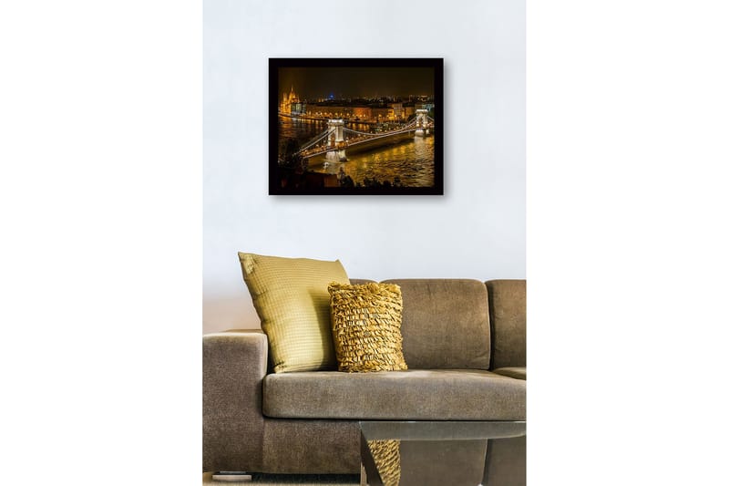Kehystetty puinen canvas-taulu - 41x56 cm - Kaunis yönäkymä Ketjusillasta Budapestissa säihkyvien kaupungin valojen kera - Kulta / Tummansininen / Harmaa - Sisustustuotteet - Taulu & taide