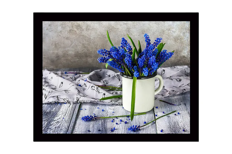 Kehystetty puutaulu canvasille - 41x56 cm - Kukka-asetelma sinisillä helmihyasinteilla valkoisessa kupissa, Sininen / Vihreä / Valkoinen