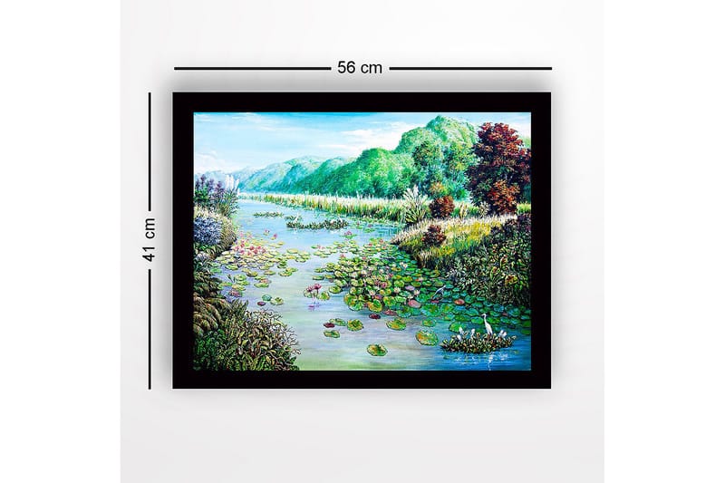 Kehystetty puutaulu canvasille - 41x56 cm - Rauhallinen järvimaisema lumpeen ja ympäröivän vehreyden kanssa - Vihreä / Sininen / Vaaleanpunainen - Sisustustuotteet - Taulu & taide