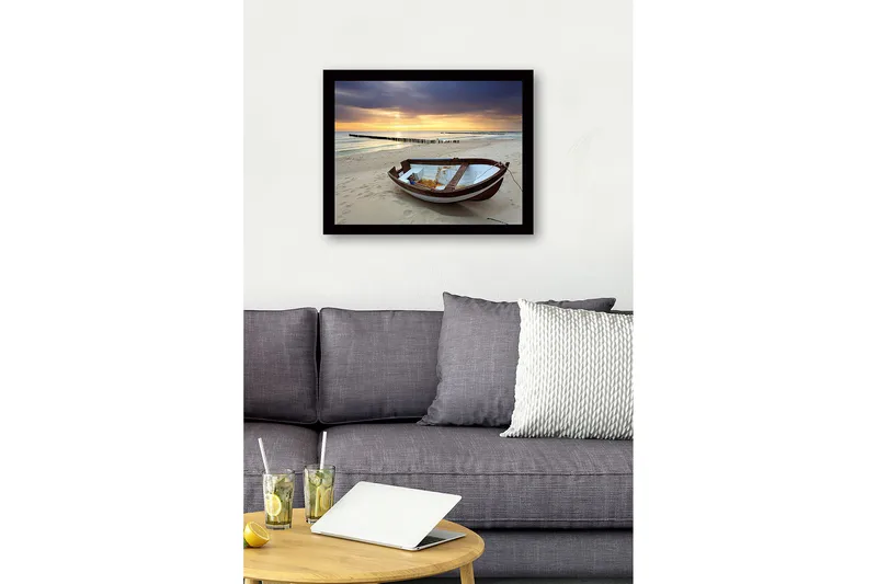 Kehystetty puutaulu canvasille - 41x56 cm - Ranta ja vanha vene auringonlaskun valossa - Sininen / Oranssi / Valkoinen - Sisustustuotteet - Taulu & taide