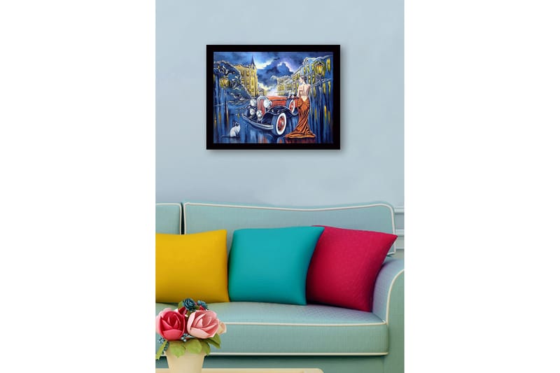 Kehystetty puutaulu canvasille - 41x56 cm - Elegantti nainen punaisessa mekossa klassisen auton vieressä kaupunkiympäristössä - Punainen / Musta / Sininen - Sisustustuotteet - Taulu & taide