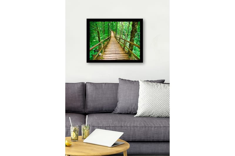 Kehystetty puinen canvas-taulu - 41x56 cm - Puinen silta mutkittelee rehevän metsän läpi - Vihreä / Ruskea - Sisustustuotteet - Taulu & taide