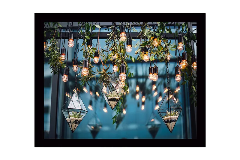 Kehystetty puukangas - 41x56 cm - Riippuva lasimaljakko kasveilla ja valonlähteillä, Vihreä / Musta / Kulta