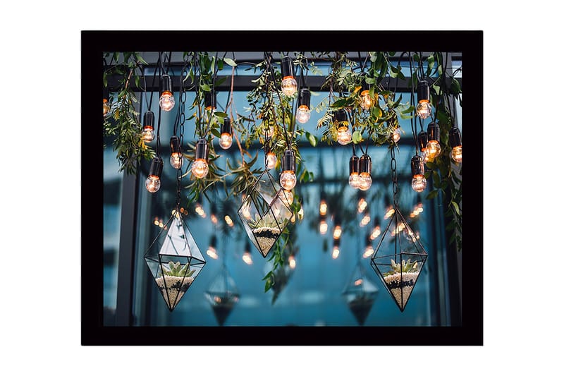 Kehystetty puukangas - 41x56 cm - Riippuva lasimaljakko kasveilla ja valonlähteillä - Vihreä / Musta / Kulta - Sisustustuotteet - Taulu & taide