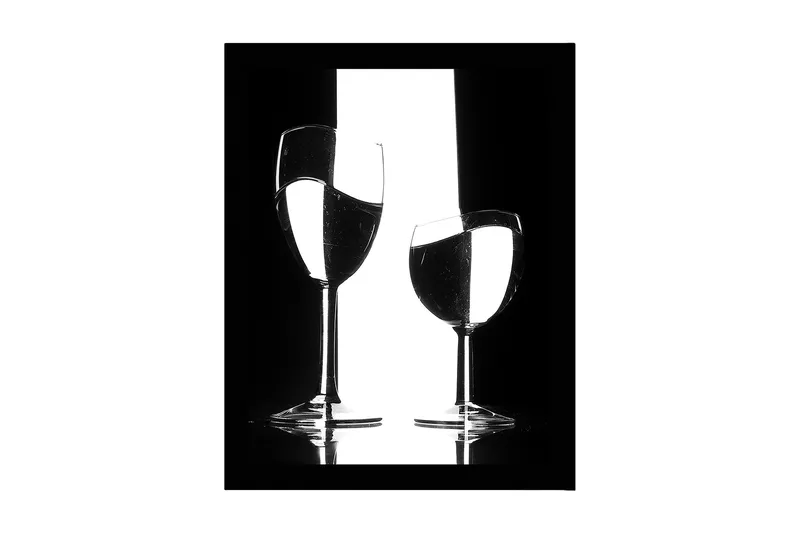 Kehystetty puutaulu canvasille - 41x56 cm - Kahden viinilasin siluetti heijastuksilla minimalistisessa sommitelmassa, Musta / Valkoinen / Läpinäkyvä