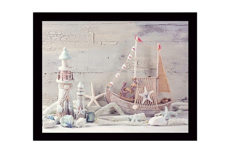 Kehystetty puutaulu canvasille - 41x56 cm - Merellinen rauha veneen ja majakoiden keskellä, Vaaleansininen / Valkoinen / Beige