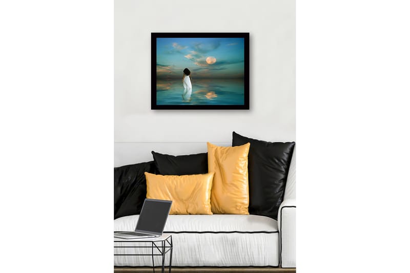Kehystetty puinen canvas-taulu - 41x56 cm - Nainen valkoisessa mekossa kävelee kohti täysikuuta tyynen veden yllä - Sininen / Valkoinen / Harmaa - Sisustustuotteet - Taulu & taide