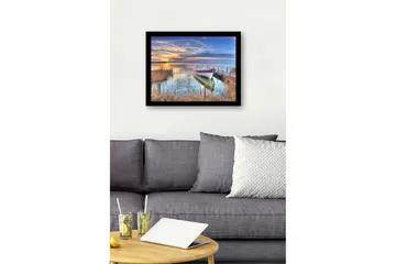 Kehystetty puutaulu canvasille - 41x56 cm - Kaunis auringonlasku rauhallisen järven yllä ja vene laiturilla - Sininen / Oranssi / Vihreä - Sisustustuotteet - Taulu & taide