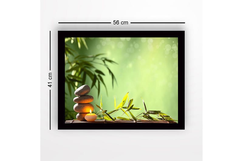 Kehystetty puutaulu canvasille - 41x56 cm - Kivipino kynttilällä, jota ympäröivät bambu ja vihreät sävyt - Vihreä / Harmaa / Beige - Sisustustuotteet - Taulu & taide