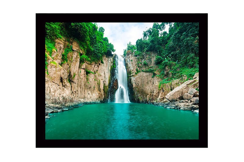 Kehystetty puutaulu canvas-taululla - 41x56 cm - Upea vesiputous putoaa kirkkaaseen, turkoosiin järveen rehevän vehreyden ympäröimänä, Turkoosi / Vihreä / Beige