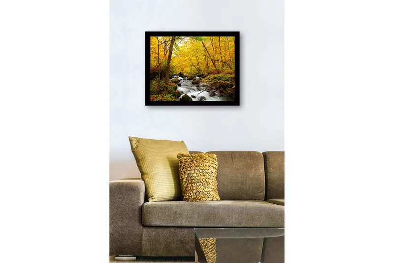 Kehystetty puinen canvas-taulu - 41x56 cm - Kaunis metsä solinaisella purolla, kultaisten syksyn lehtien ympäröimänä - Keltainen / Vihreä / Ruskea - Sisustustuotteet - Taulu & taide