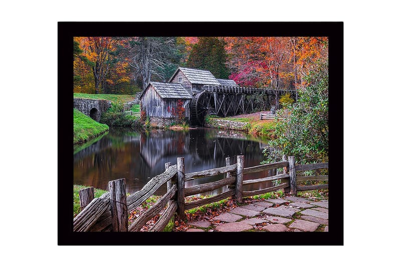 Kehystetty puutaulu canvasille - 41x56 cm - Kaunis mylly peilimäisen järven rannalla syksyn väreissä, Vihreä / Oranssi / Ruskea