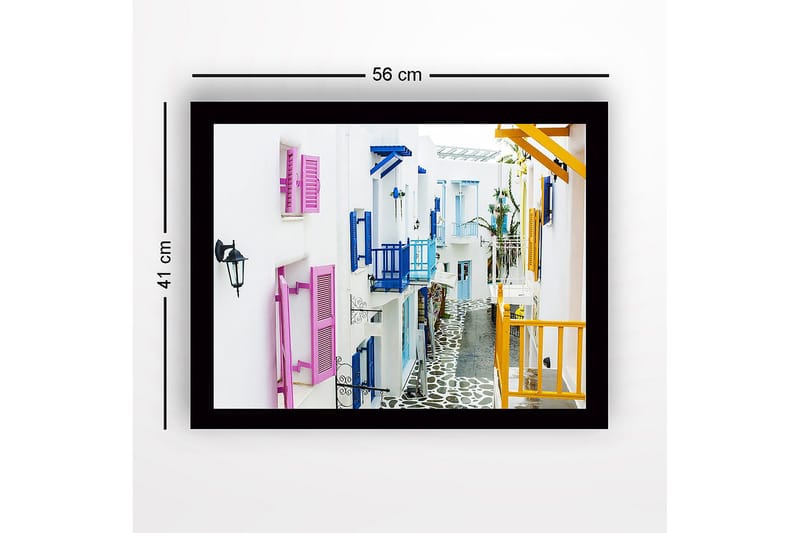 Kehystetty puutaulu canvasille - 41x56 cm - Värikäs katu valkoisilla taloilla ja värikkäillä ikkunaluukuilla - Vaaleanpunainen / Sininen / Keltainen - Sisustustuotteet - Taulu & taide