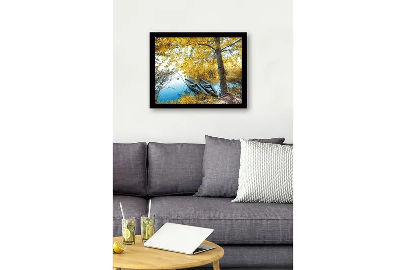 Kehystetty puutaulu canvasille - 41x56 cm - Veneitä peilimäisellä järvellä, kultaisten syksyn lehtien ympäröimänä - Kulta / Vihreä / Sininen - Sisustustuotteet - Taulu & taide