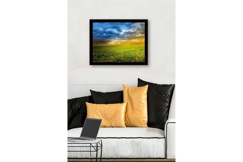 Kehystetty puinen canvas-taulu - 41x56 cm - Kukkiva niitty keltaisten voikukkien kanssa dramaattisen taivaan alla - Keltainen / Sininen / Vihreä - Sisustustuotteet - Taulu & taide