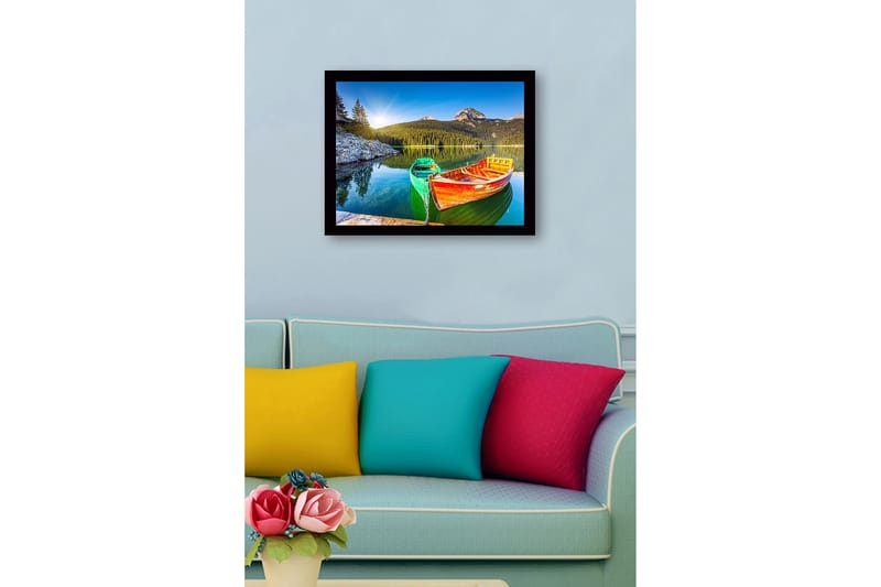 Kehystetty puutaulu canvas-taululla - 41x56 cm - Värikkäitä veneitä peilimäisellä järvellä ympäröivien vuorten ja metsän kanssa - Vihreä / Oranssi / Sininen - Sisustustuotteet - Taulu & taide