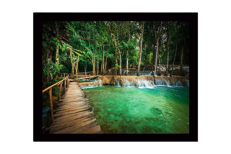 Kehystetty puutaulu canvasille - 41x56 cm - Kaunis vesiputous rehevässä ympäristössä, Vihreä / Turkoosi / Ruskea