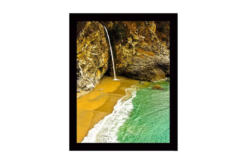 Kehystetty puutaulu canvas-taululla - 41x56 cm - Vesiputous virtaa kallioiden ympäröimään rantapoukamaan, Kulta / Turkoosi / Harmaa