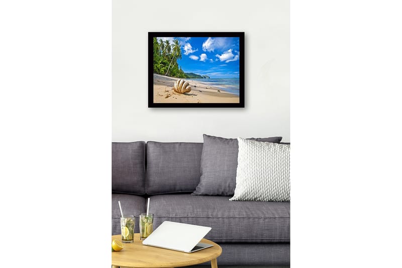 Kehystetty puutaulu canvasille - 41x56 cm - Simpukankuoria aurinkoisella rannalla palmujen taustalla - Sininen / Vihreä / Beige - Sisustustuotteet - Taulu & taide