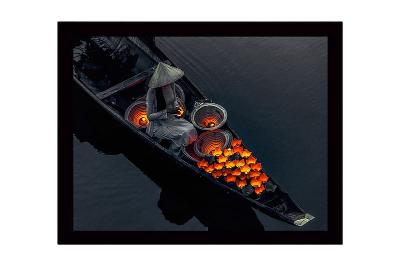 Kehystetty puutaulu canvasille - 41x56 cm - Nainen veneessä lyhtyjen ja kirkkaanväristen kukkien kanssa, Oranssi / Musta / Harmaa