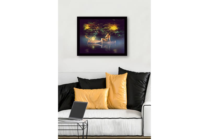 Kehystetty puutaulu canvasille - 41x56 cm - Salaperäinen nainen kynttilänvalossa luonnonkauniissa ympäristössä - Vihreä / Keltainen / Ruskea - Sisustustuotteet - Taulu & taide