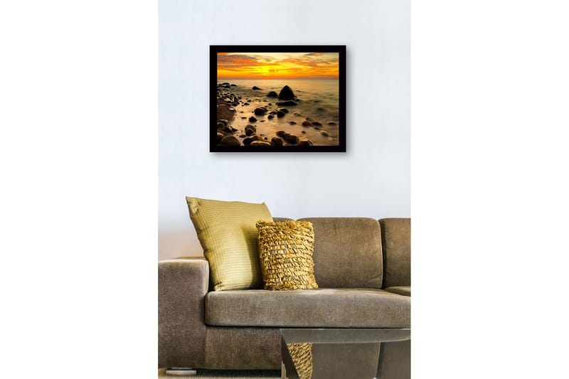 Kehystetty puutaulu canvasille - 41x56 cm - Auringonlasku kivisen rannan yllä tyynessä vedessä - Oranssi / Tummanharmaa / Kulta - Sisustustuotteet - Taulu & taide