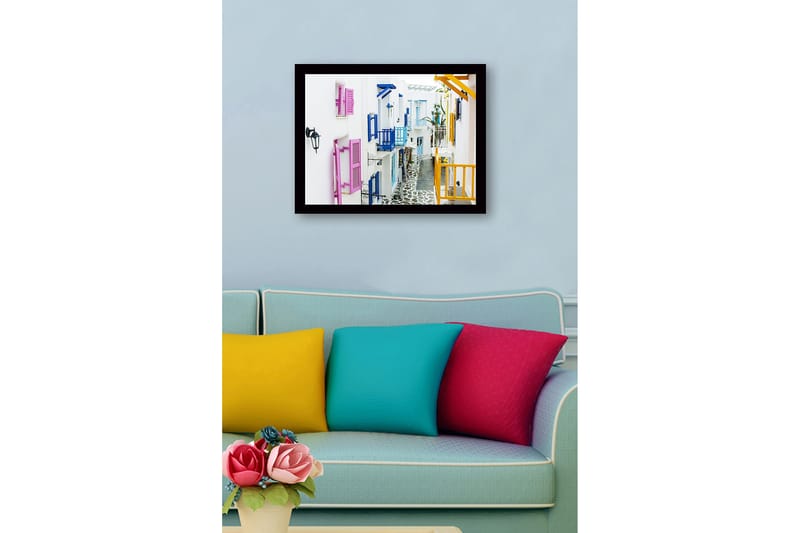 Kehystetty puutaulu canvasille - 41x56 cm - Värikäs katu valkoisilla taloilla ja värikkäillä ikkunaluukuilla - Vaaleanpunainen / Sininen / Keltainen - Sisustustuotteet - Taulu & taide