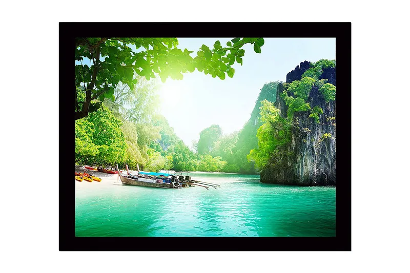 Kehystetty puutaulu canvasille - 41x56 cm - Kaunis rannikkomaisema veneillä vihreällä rannalla, Vihreä / Turkoosi / Sininen