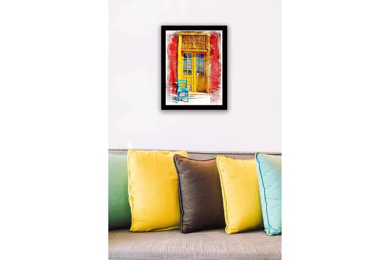 Kehystetty puinen canvas-taulu - 41x56 cm - Kultainen ovi ja sininen tuoli edessä punaisella seinällä - Keltainen / Sininen / Punainen - Sisustustuotteet - Taulu & taide