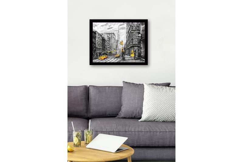 Kehystetty puutaulu canvasille - 41x56 cm - Vilkas kaupunkikuva naisesta keltaisessa mekossa ja keltaisista takseista - Keltainen / Musta / Harmaa - Sisustustuotteet - Taulu & taide