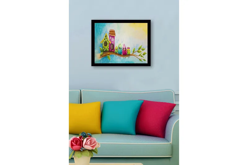 Kehystetty puutaulu canvasille - 41x56 cm - Värikkäitä lintuja oksalla ja linnunpönttöjä taustalla - Vihreä / Vaaleanpunainen / Sininen - Sisustustuotteet - Taulu & taide