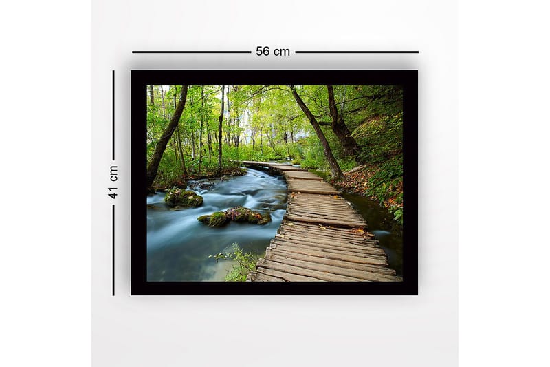 Kehystetty puinen canvas-taulu - 41x56 cm - Rehevä metsäpolku ja puinen silta väreilevän puron yli - Vihreä / Ruskea / Sininen - Sisustustuotteet - Taulu & taide