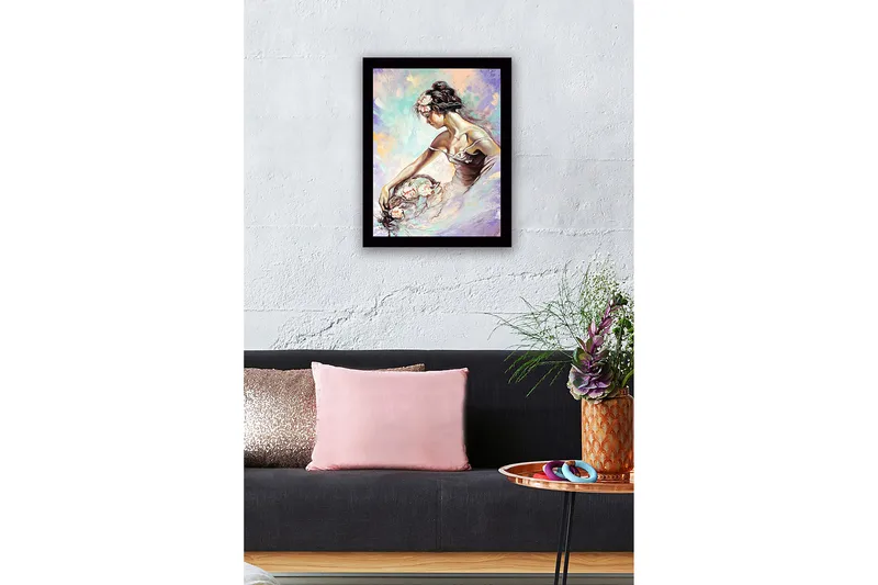Kehystetty puutaulu canvasille - 41x56 cm - Elegantti nainen romanttisessa asennossa kukkien kanssa - Vaaleanpunainen / Vaaleansininen / Laventeli - Sisustustuotteet - Taulu & taide