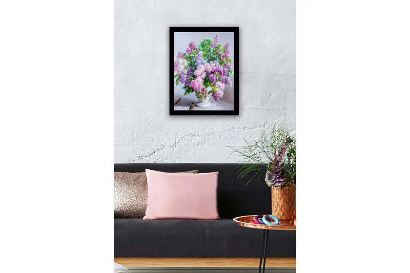 Kehystetty puutaulu canvasille - 41x56 cm - Värikäs syreenien kukkien kimppu kauniissa maljakossa - Violetti / Vihreä / Valkoinen - Sisustustuotteet - Taulu & taide
