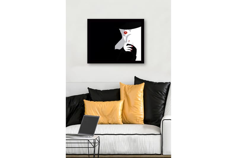 Kehystetty puutaulu canvasille - 41x56 cm - Aistillinen nainen punaisella huulipunalla ja mustalla hatulla - Musta / Valkoinen / Punainen - Sisustustuotteet - Taulu & taide