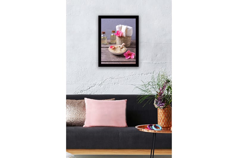 Kehystetty puucanvas - 41x56 cm - Rentouttava kylpyläasetelma kukilla ja kauneustuotteilla - Vaaleanpunainen / Beige / Vihreä - Sisustustuotteet - Taulu & taide